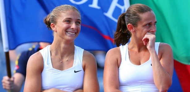 Cameron Spencer/Getty Images/AFP Italianas Sara Errani e Roberta Vinci aguardam premiação por título de duplas