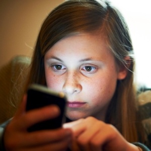 Com proliferação de smartphones, pais sabem pouco o que passa na vida virtual dos filhos