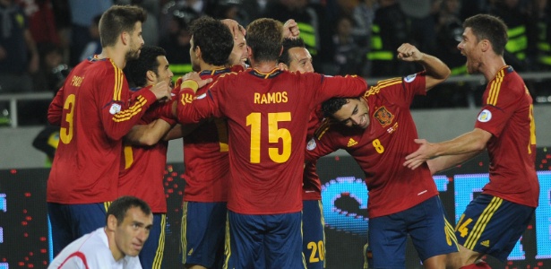 jogadores-da-espanha-comemoram-gol-marcado-no-final-da-partida-contra-a-georgia-fora-de-casa-1347392561833_615x300.jpg