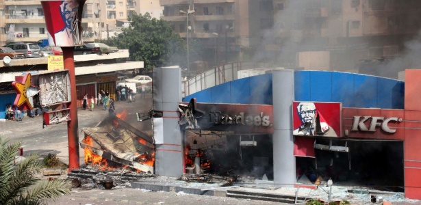 Muçulmanos atacam restaurante da rede KFC na cidade libanesa de Trípoli, em mais um protesto contra o filme ofensivo ao Islã que provocou uma onda de violência no mundo árabe