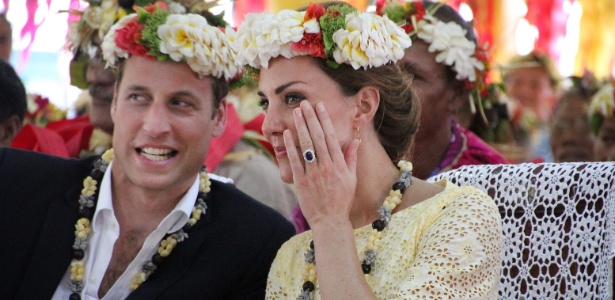 Tony Prcevich/AFP Príncipe William e duquesa Catherine são recepcionados com flores na ilha Tuvalu, na Polinésia (18/9/12)