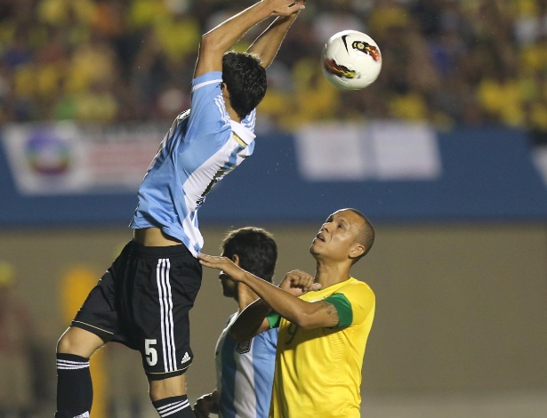 Luis Fabiano disputa jogada com argentinos no Superclássico das Américas em Goiânia (19/19/2012)