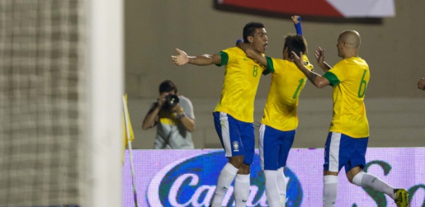 Brasileiros comemoram o gol de Paulinho, o primeiro da seleção na partida