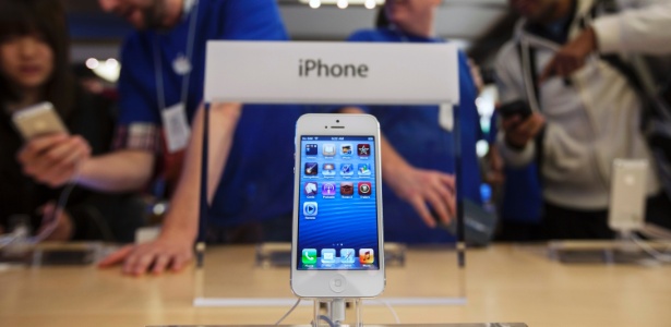 iPhone 5 é exposto na loja da Apple na Quinta Avenida, em Nova York, Estados Unidos