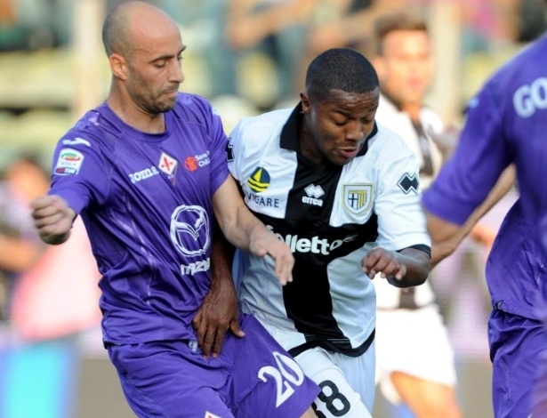  - borja-valerio-da-fiorentina-luta-pela-bola-com-dorlan-pabon-do-parma-pelo-campeonato-italiano-1348333766995_615x470