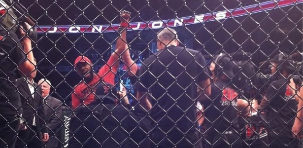 Jon Jones comemora após vencer Vitor Belfort na principal luta do UFC 152