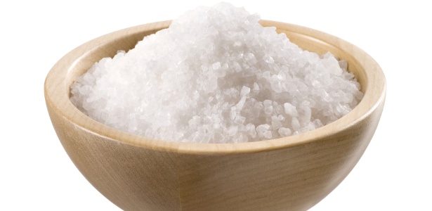 Apesar da extração do sal marinho ser distinta em relação ao refinado, ambos apresentam igual composição, podendo promover os mesmos efeitos fisiológicos
