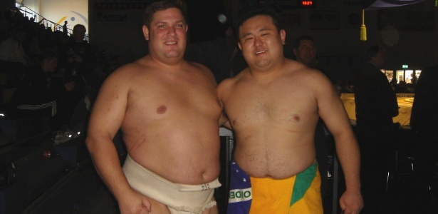 Com 120 kg, Willian Takahiro (à direita na foto) compete na categoria pesado do sumô