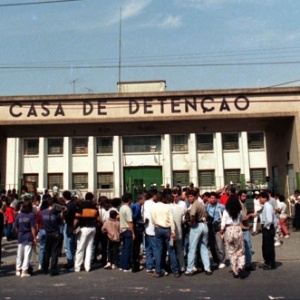 Pessoas se aglomeram em frente à Casa de Detenção de São Paulo, três dias após a operação policial que suprimiu uma rebelião no presídio
