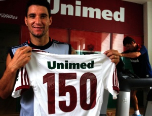 Thiago Neves posa com a camisa número 150. que usará no clássico com o Flamengo neste domingo