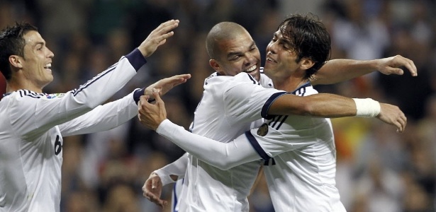 Ronaldo (esq), autor de três gols, comemora gol de Pepe com Kaká