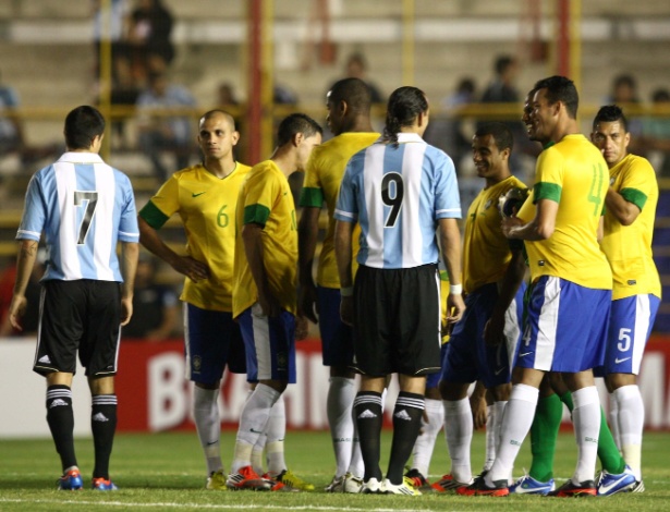 Jogadores brasileiros e argentinos mostram constrangimentos em esperar o início da partida