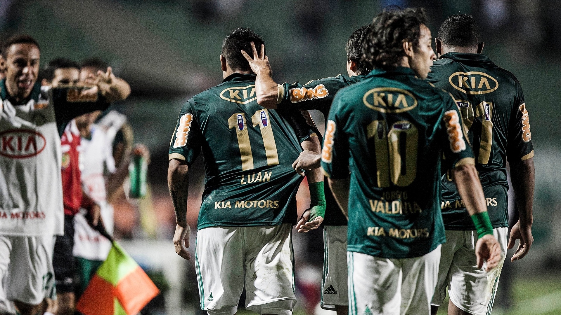 Palmeiras luta os 90 minutos, mas não evita derrota em clássico