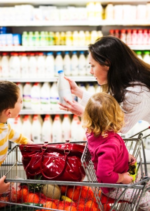 Crianças podem opinar sobre o que comprar no supermercado, mas a decisão sempre será dos pais