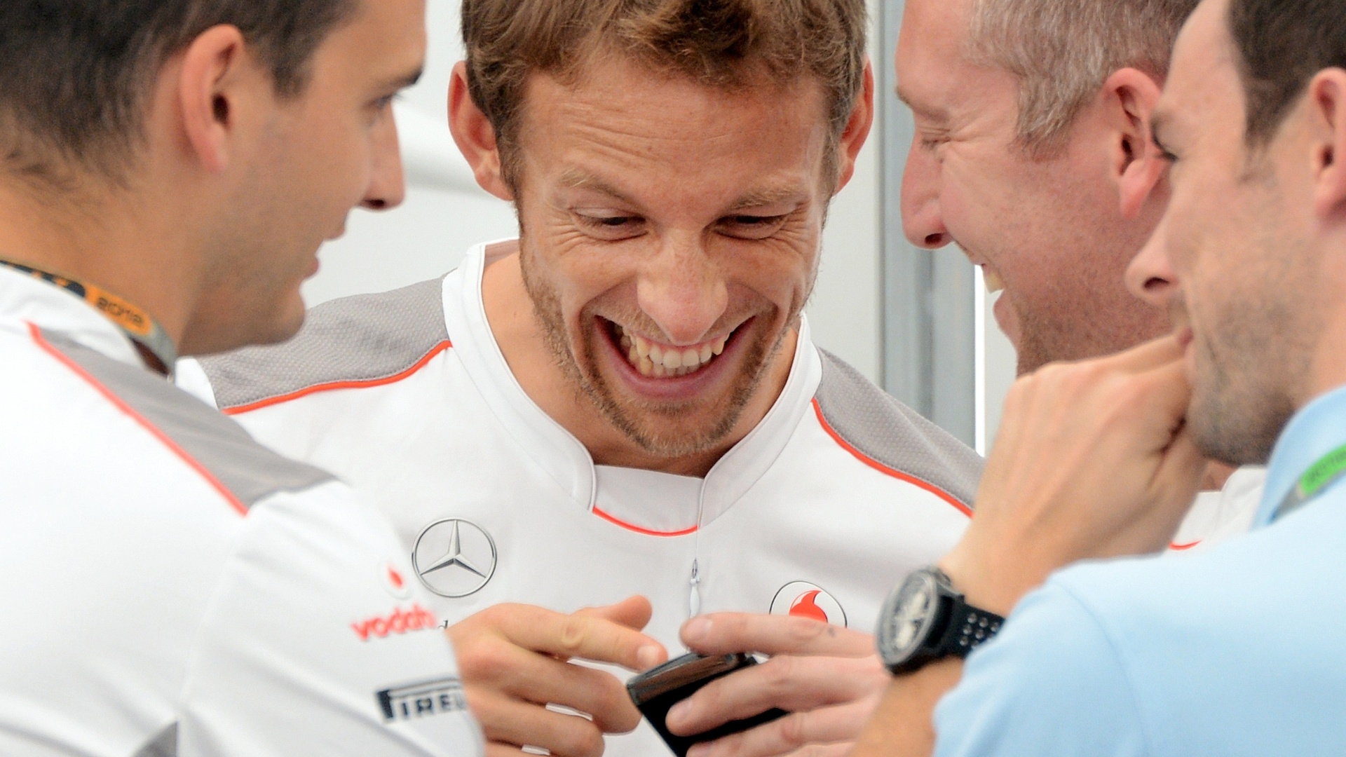 jenson-button-da-risada-junto-com-colegas-da-mclaren-durante-preparativos-para-o-gp-do-japao-em-suzuka-1349368043486_1920x1080.jpg