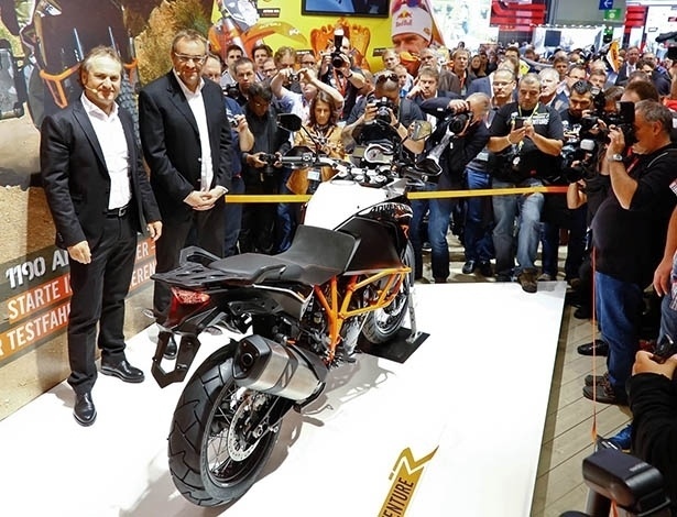 Hubert Trunkelpoz, diretor comercial da KTM, à esquerda, apresenta a nova 1190 Adventure no Salão de Colônia