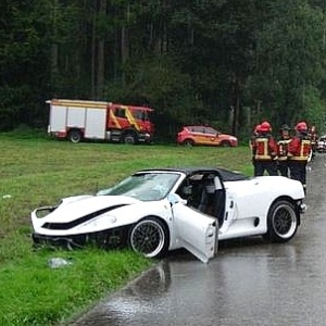 Sueco aluga Ferrari e bate veículo 15 minutos depois, na Suíça