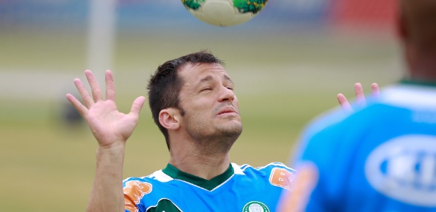 Correa cabeceia a bola durante aquecimento no Palmeiras