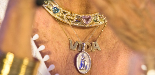 Uma das peças mais marcantes no figurino de Hebe nos últimos anos, a gargantilha em ouro 18 quilates com a palavra "vida" foi criada pela designer Lydia Sayeg