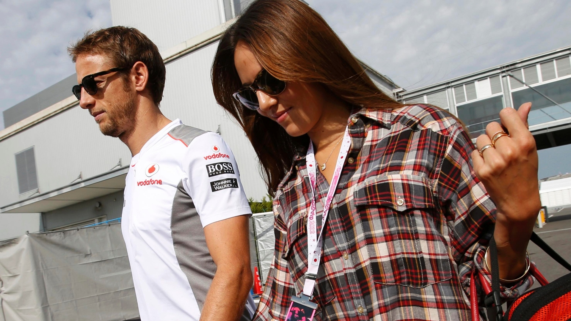 acompanhado-da-namorada-jessica-michibata-jenson-button-chega-ao-circuito-de-suzuka-1349500203130_1920x1080.jpg