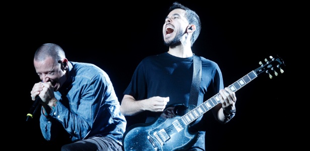 Mike Shinoda toca ao lado do vocalista Chester Bennington durante show na Arena Anhembi (7/10/12)