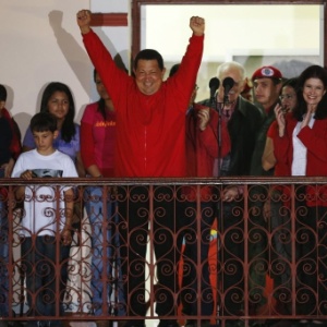 Presidente reeleito da Venezuela, Hugo Chávez, celebra a vitória na sacada do Palácio Miraflores