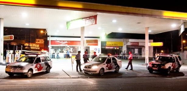 Eduardo Anizelli/Folhapress Soldado da PM à paisana foi assassinado a tiros em um posto de gasolina de Taboão da Serra (SP)