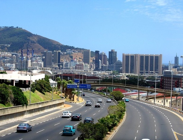 Boulevard Nelson Mandela (National Road N2), na Cidade do Cabo, a segunda maior cidade da África do Sul