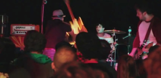 Vocalista Kris Roe arremessa guitarra em baterista do The Ataris durante show nos EUA (9/10/12)