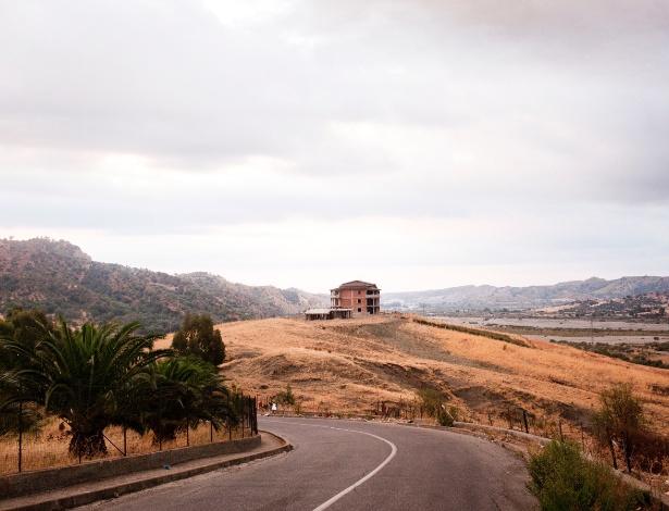 Casa inacabada em Reggio Calabria, na Itália, região dominada por organizações mafiosas. Desde 2000, foram presas centenas de pessoas envolvidas com a construção da autoestrada A3