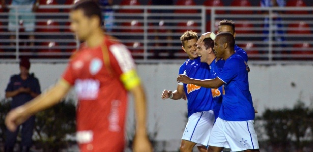 jogadores-do-cruzeiro-comemoram-o-gol-marcado-por-borges-na-vitoria-contra-a-portuguesa-1349914872498_615x300.jpg
