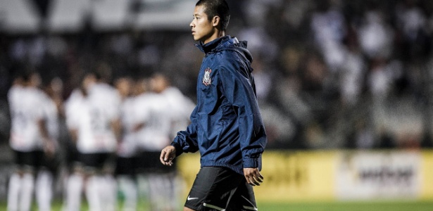 Zizao, chinês do Corinthians, volta para o banco de reservas no intervalo do jogo contra o Fla