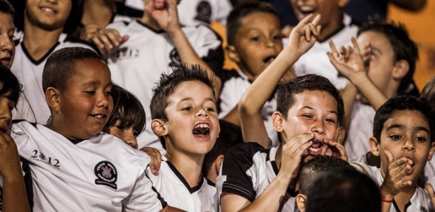 Crianças da escolinha do Corinthians torcem na arquibancada do Pacaembu