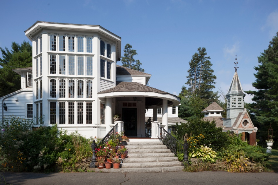 Nos EUA, casa "em reforma permanente" reúne objetos de luxo e coisas