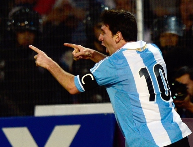 Lionel Messi comemora após abrir o placar para a Argentina no clássico contra o Uruguai