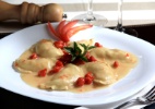 Mezzaluna de Damasco e Brie com Molho de Mel e Pimenta Biquinho