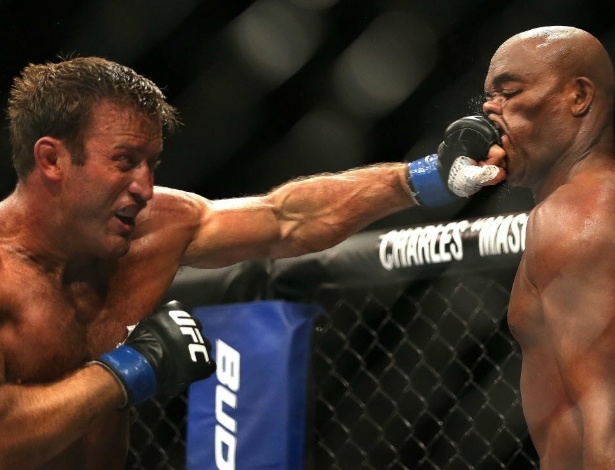 stephan-bonnar-aplica-soco-de-esquerda-no-rosto-de-anderson-silva-no-ufc-rio-3-1350190565167_615x470.jpg