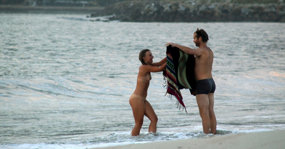 mulher nua na praia