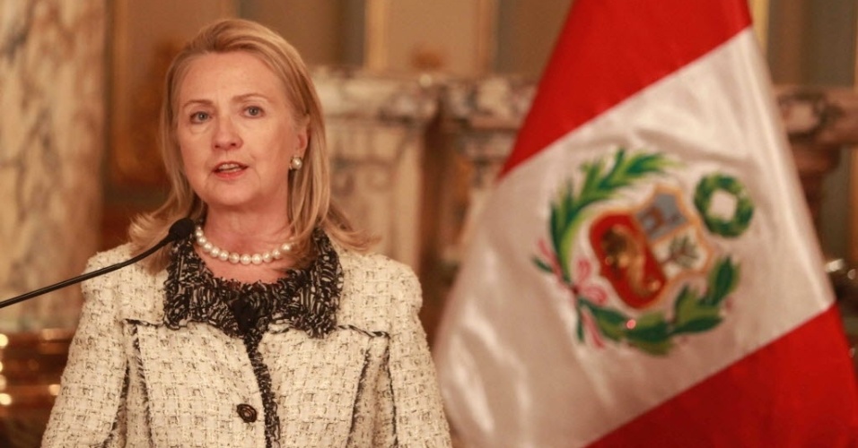  - 16out2012---a-secretaria-de-estado-dos-estados-unidos-hillary-clinton-concede-entrevista-a-imprensa-no-palacio-de-governo-em-lima-no-peru-1350364573878_956x500