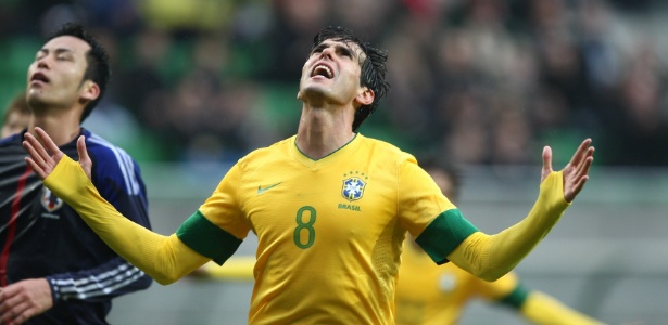 Kaká em ação contra o Japão; meia volta a ser convocado por Mano Menezes para a seleção brasileira
