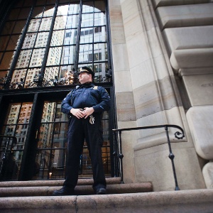 Banco Municipal 17out2012---um-policial-do-federal-reserve-o-banco-central-americano-guarda-o-edificio-do-orgao-em-nova-york-apos-o-fbi-prender-um-homem-de-21-anos-de-bangladesh-com-a-acusacao-de-planejar-a-explosao-1350510555433_300x300
