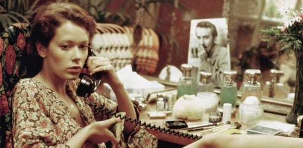 A atriz Sylvia Kristel em cena do filme Emmanuelle (1974), do diretor Just Jaeckin