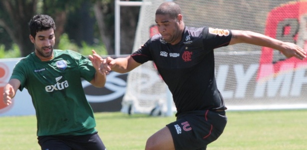 Adriano, atacante do Flamengo, tenta a jogada em jogo-treino contra o Audax