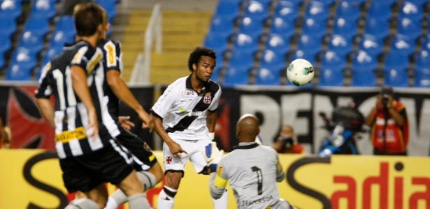 Carlos Alberto tenta vencer Jefferson durante a derrota por 3 a 2 para o Botafogo