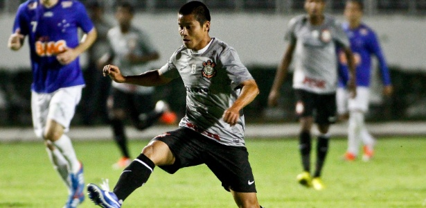 Zizao, chinês do Corinthians, tenta drible durante a partida contra o Cruzeiro