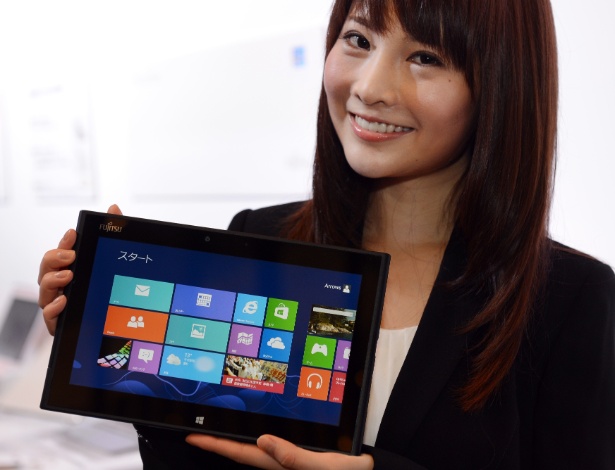 Modelo apresenta tablet com Windows 8; sistema terá estreia mundial nesta sexta-feira (26)