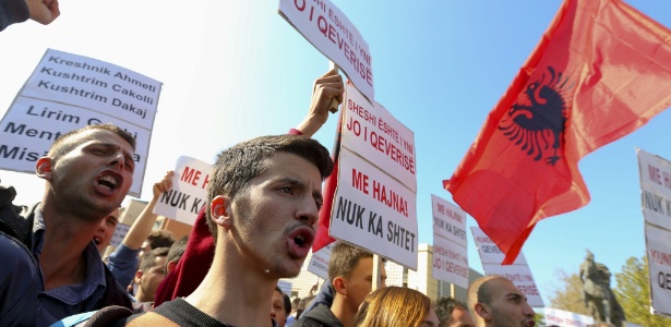 Apoiadores do partido de oposição Vetevendosje (em português, "autodeterminação") realizam protesto em Pristina, Kosovo