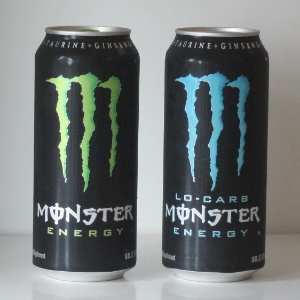 Cada lata do energético Monster Energy Drink tem 240 miligramas de cafeína