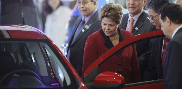 24.out.2012 - A presidente Dilma Rousseff visita as dependências do 27º Salão do Automóvel de São Paulo, que acontece no Pavilhão de Exposições do Anhembi, nesta quarta-feira (24)