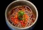 Kappo Tomato Hiyashi Soba (Macarrão de trigo sarraceno com tomate, caldo de peixe e shoyu)